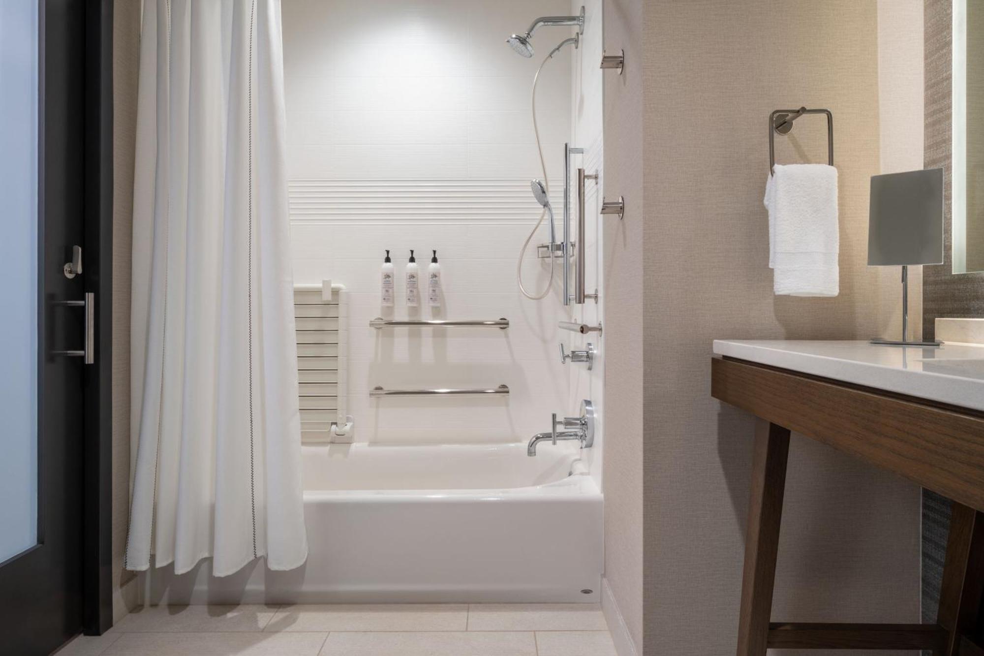Delta Hotels By Marriott Wichita Falls Convention Center Екстер'єр фото